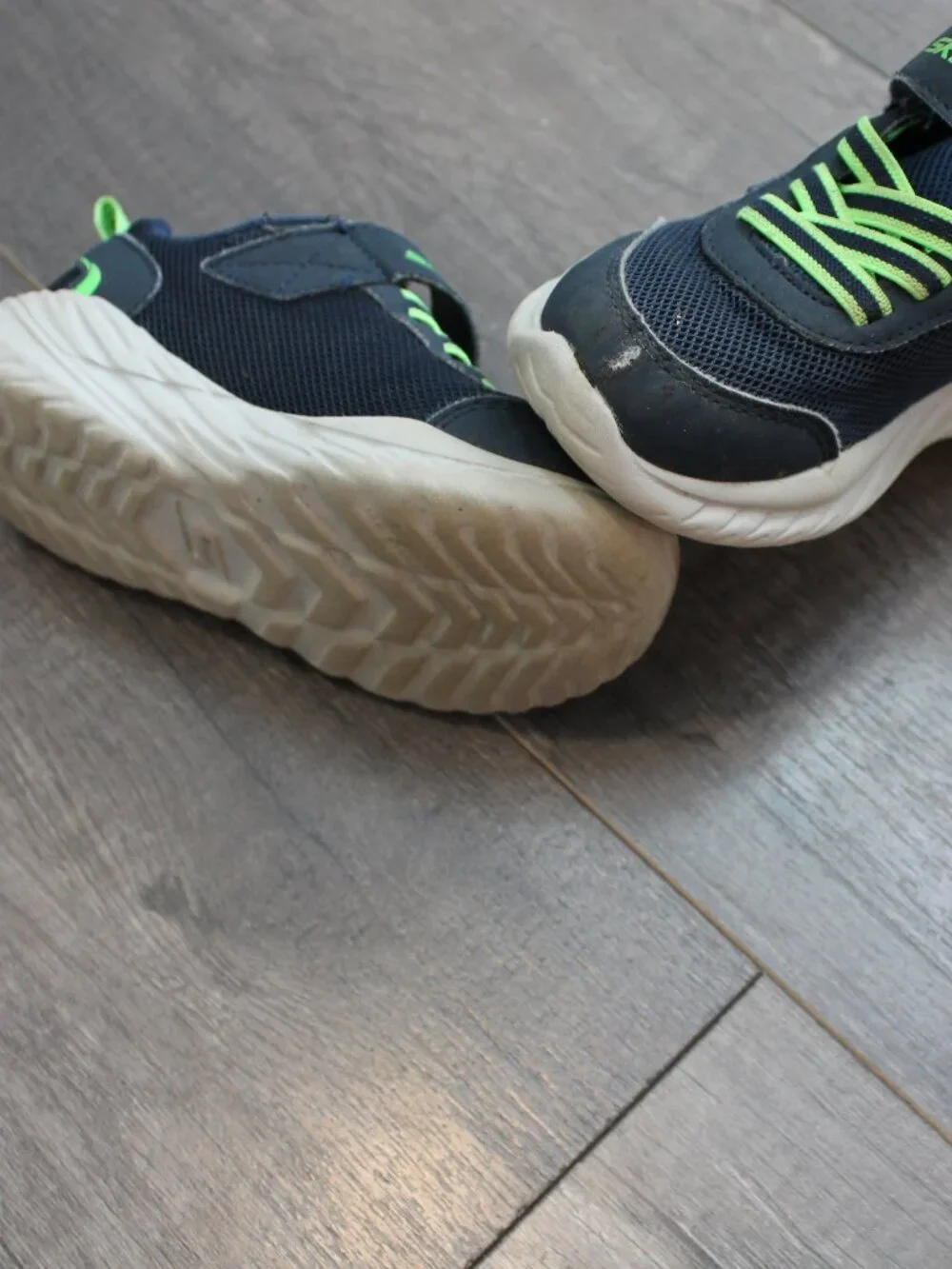 Sketchers toddler shoes size 9